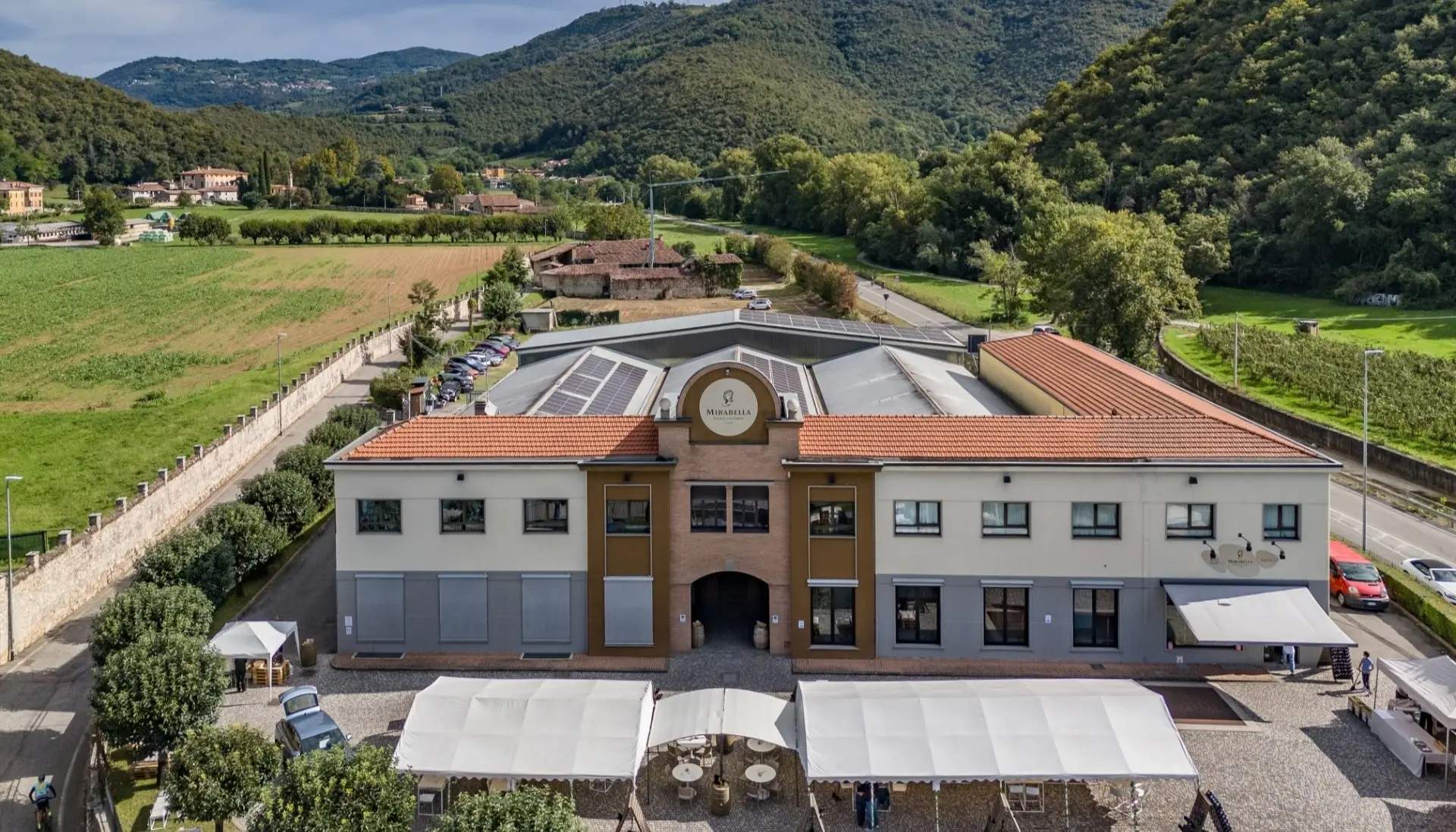 Veduta aerea della Cantina Mirabella a Rodengo Saiano, con le colline della Franciacorta sullo sfondo