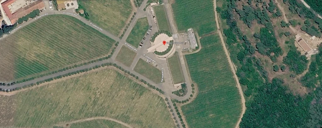 Vista satellitare della Cantina Petra a Suvereto: la struttura circolare progettata da Mario Botta in Località San Lorenzo Alto, circondata dai vigneti della Val di Cornia, provincia di Livorno, Toscana