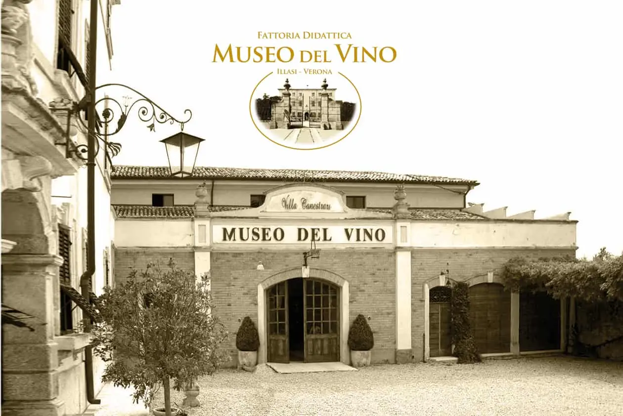 Facciata esterna del Museo del Vino Villa Canestrari a Illasi, in provincia di Verona, con insegna e ingresso in mattoni