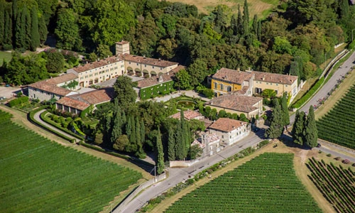 Vista aerea della Tenuta Serego Alighieri a Gargagnago di Valpolicella, villa storica dei discendenti di Dante Alighieri immersa tra i vigneti della Valpolicella Classica