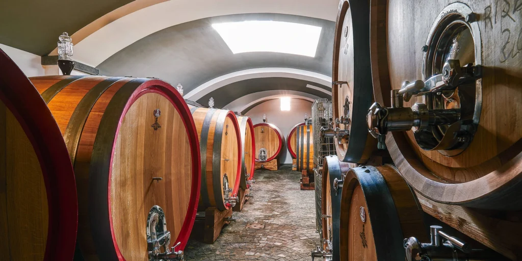 Interno di una cantina storica sul Vesuvio con botti in legno pronte per la degustazione del Lacryma Christi