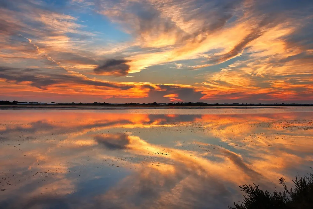 Tramonto riflesso nelle vasche della Salina di Cervia in Romagna.