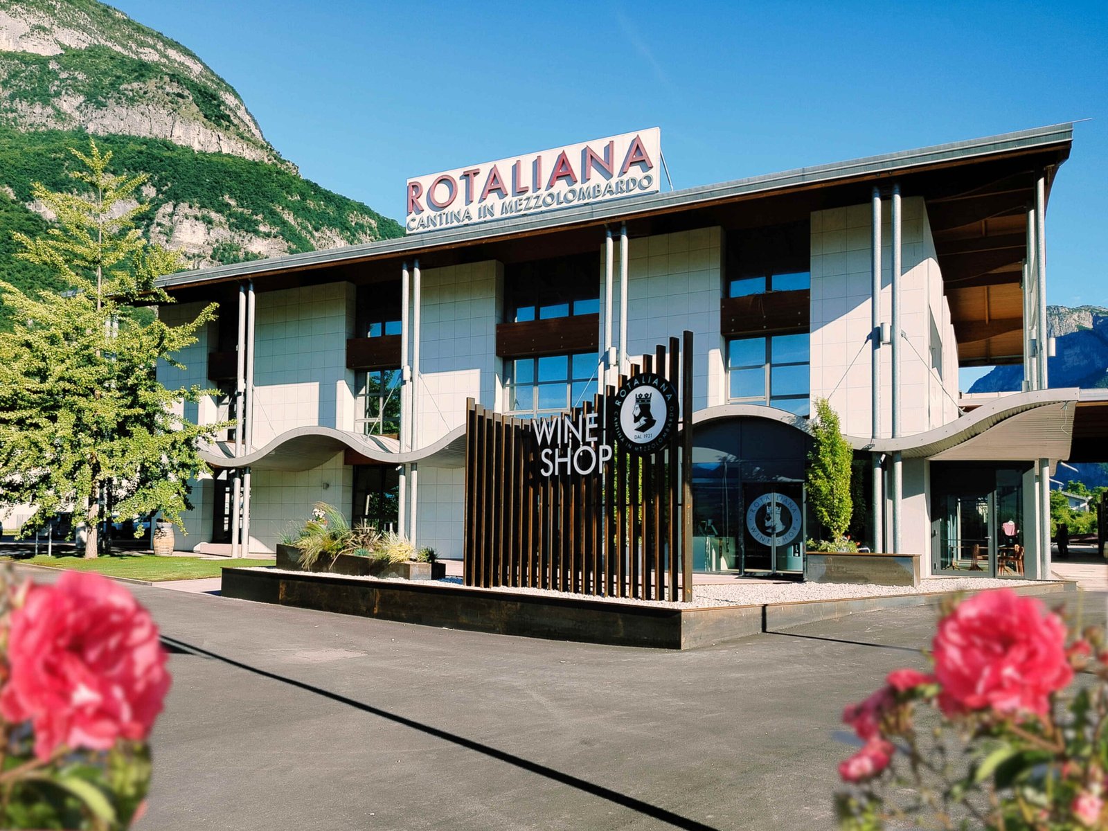 Esterni della Cantina Rotaliana di Mezzolombardo con ingresso al Wine Shop