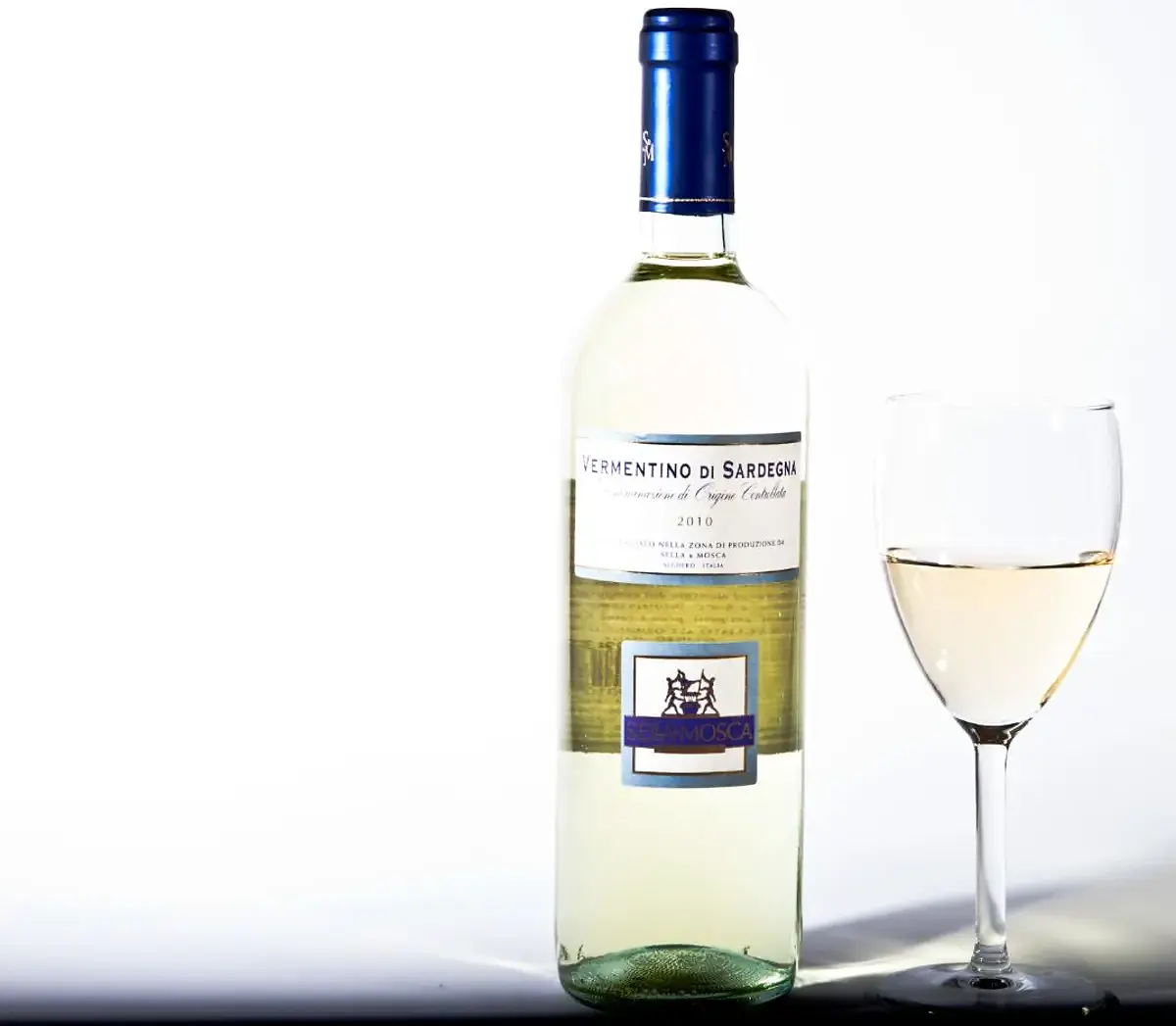 Bottiglia e calice di Vermentino di Sardegna