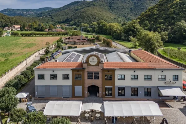 Veduta aerea della Cantina Mirabella a Rodengo Saiano, con le colline della Franciacorta sullo sfondo