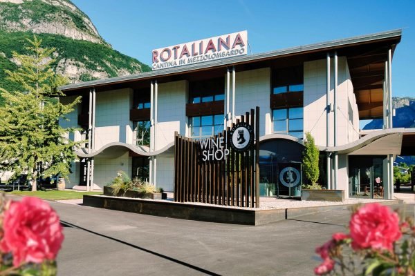Esterni della Cantina Rotaliana di Mezzolombardo con ingresso al Wine Shop