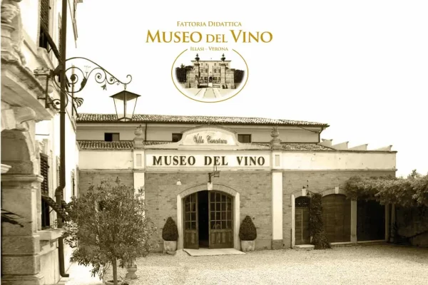 Facciata esterna del Museo del Vino Villa Canestrari a Illasi, in provincia di Verona, con insegna e ingresso in mattoni