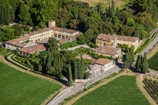 Vista aerea della Tenuta Serego Alighieri a Gargagnago di Valpolicella, villa storica dei discendenti di Dante Alighieri immersa tra i vigneti della Valpolicella Classica