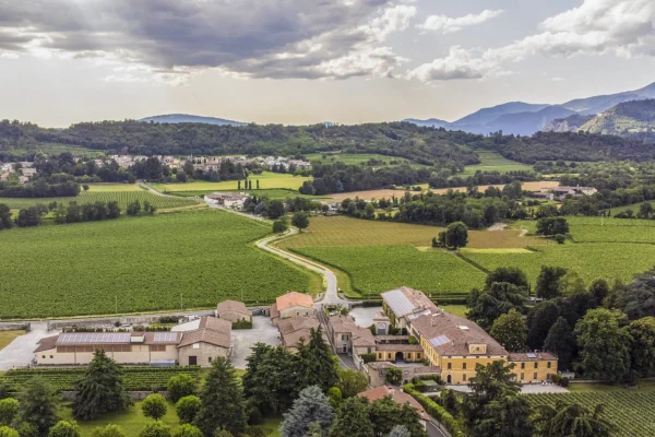 Veduta dall'alto del borgo storico e dei vigneti di Mosnel a Camignone di Passirano, nel cuore della Franciacorta