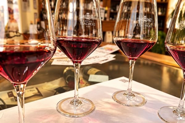 Calici di vino sul bancone della Cantina Dorgali